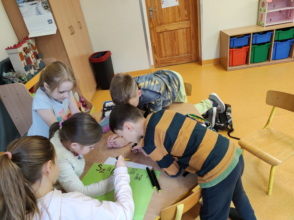 dzieci robiące plakat