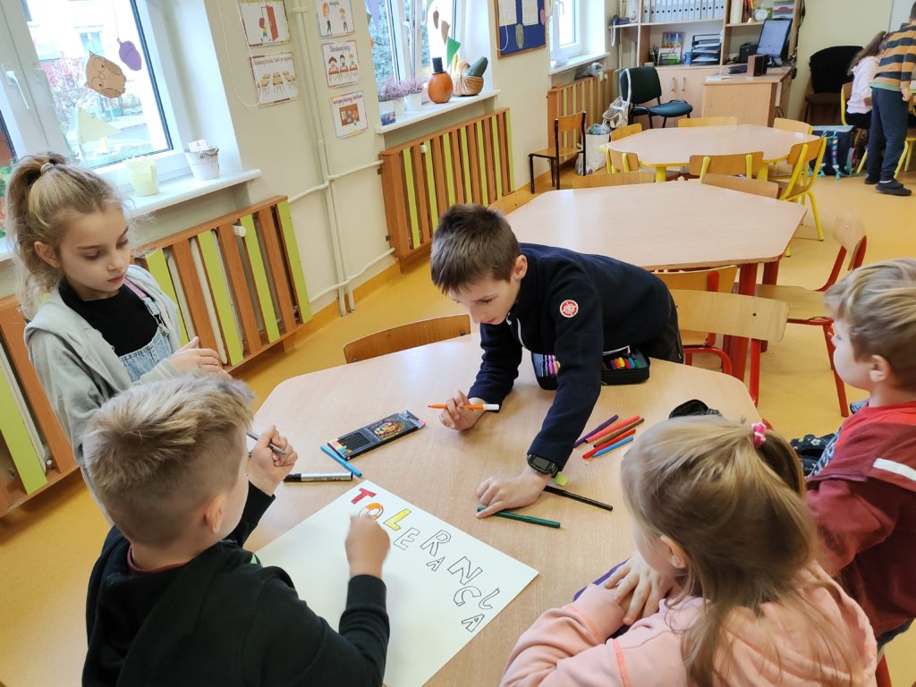 dzieci robiące plakat