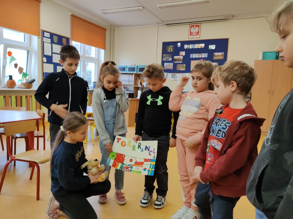 dzieci prezentujące swój plakat