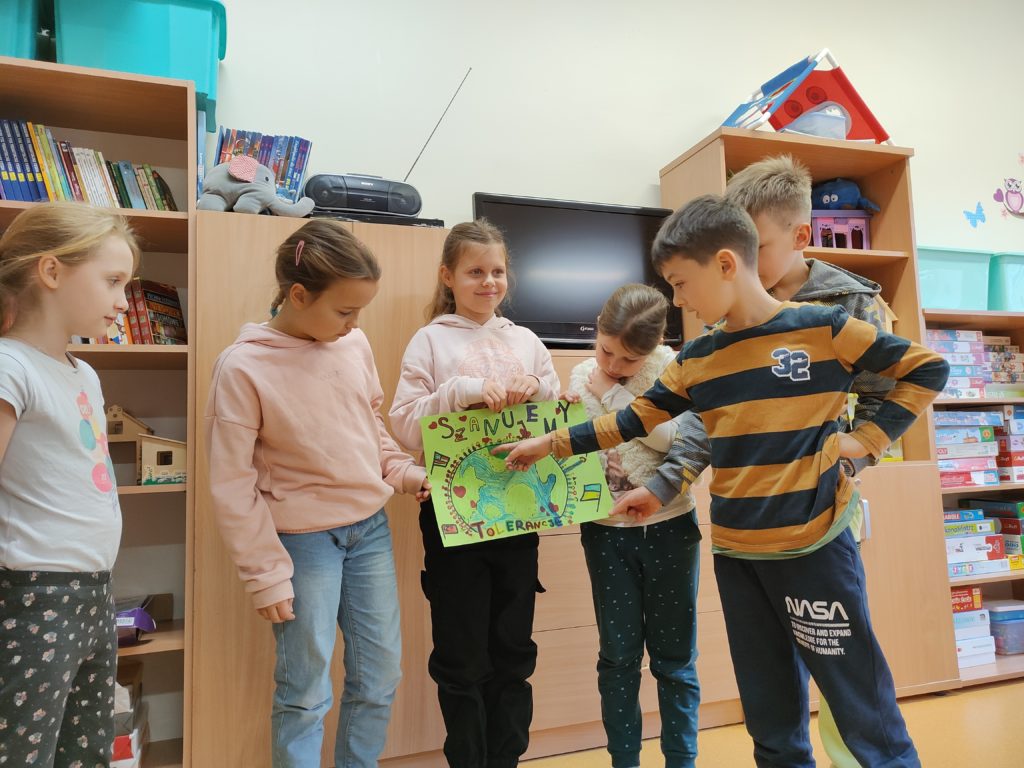 dzieci prezentujące swój plakat