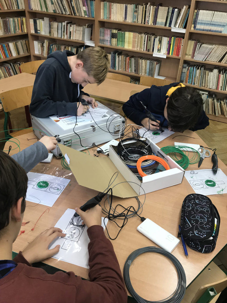 uczniowie podczas pracy długopisami 3D