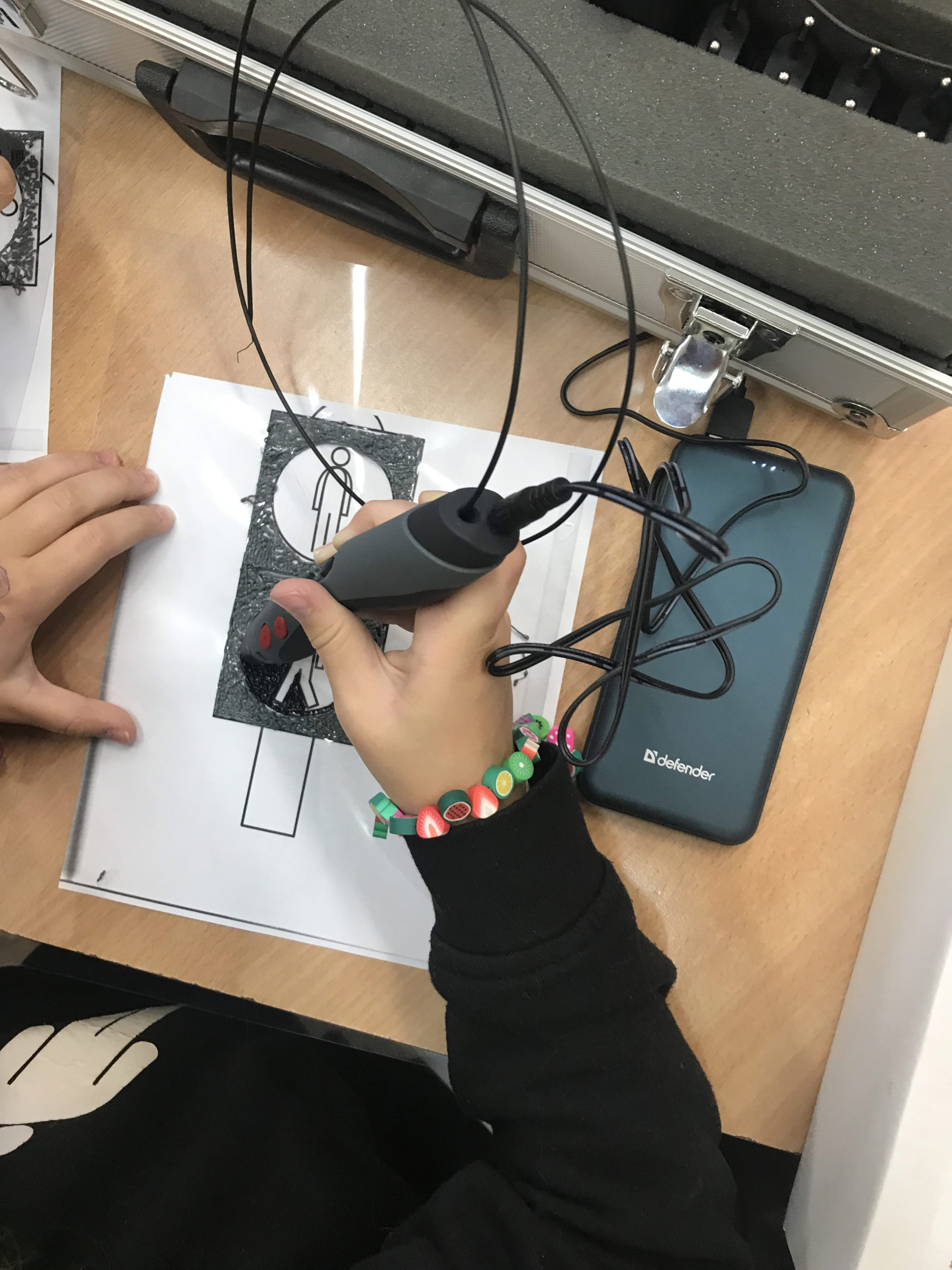 uczeń rysuje znak drogowy długopisem 3d