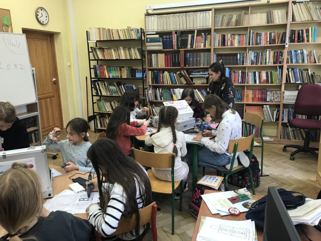 uczniowie podczas pracy długopisami 3D