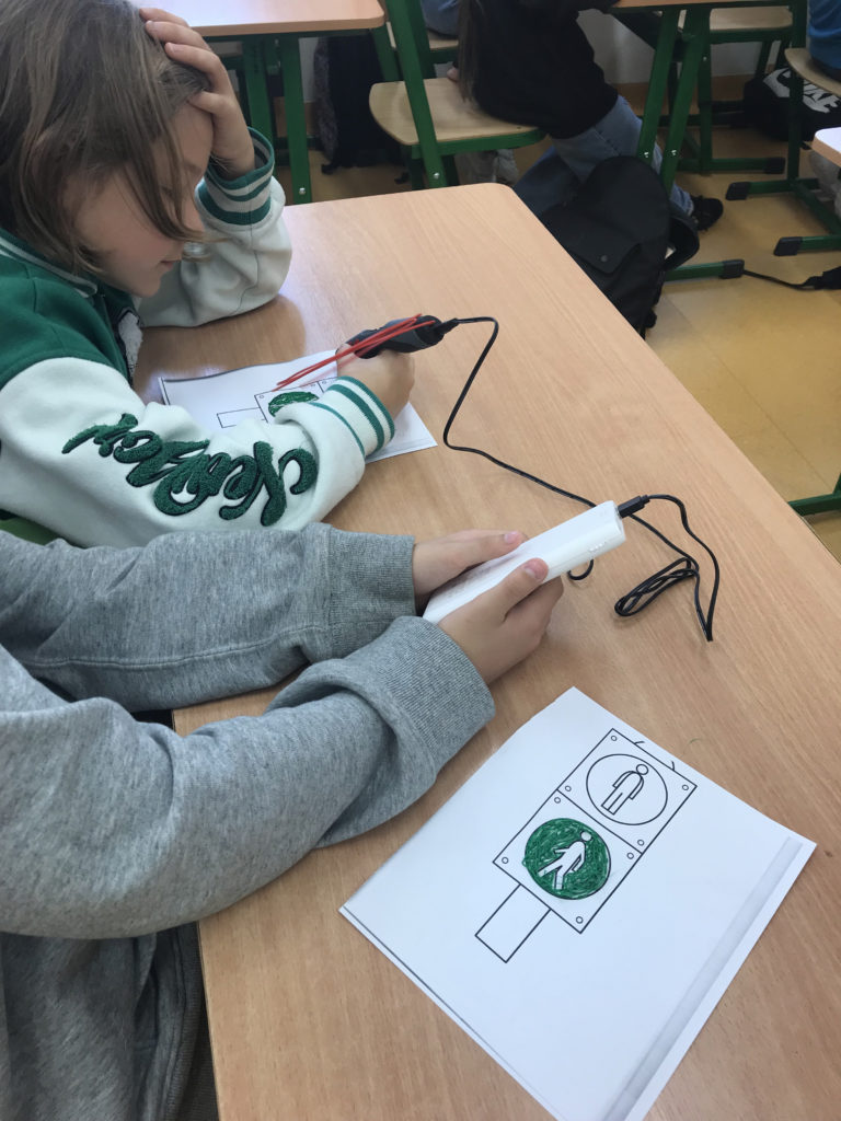uczeń rysuje znak drogowy długopisem 3d