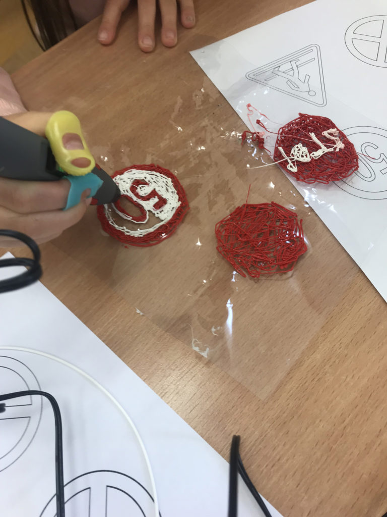 uczeń rysuje znak drogowy długopisem 3d