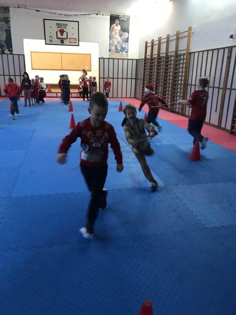 dzieci biorące udział w zawodach sportowych