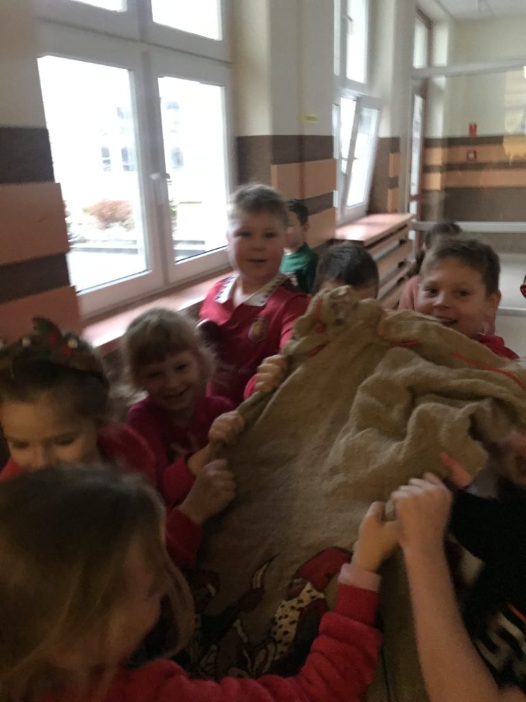 dzieci z workiem prezentów