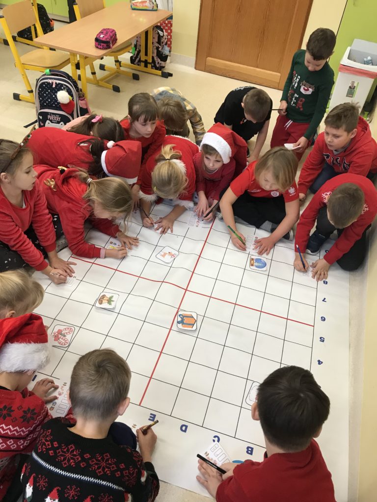 dzieci na macie edukacyjnej