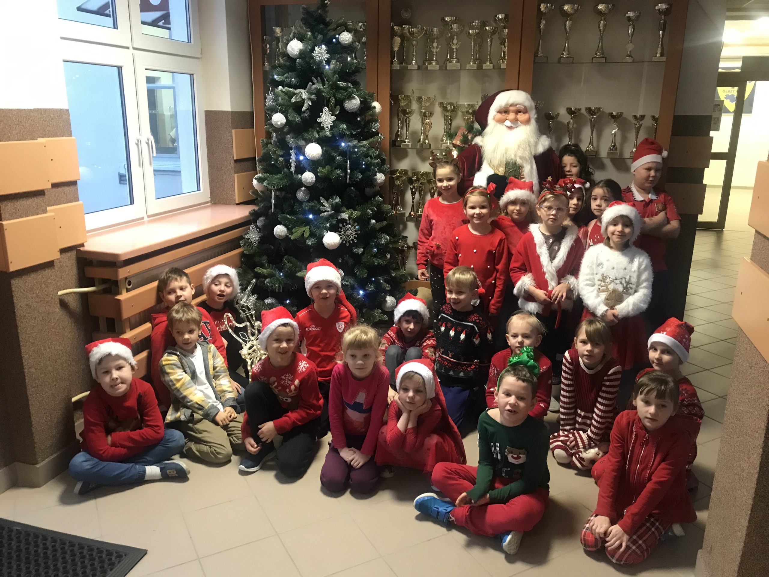 dzieci na tle choinki i mikołaja