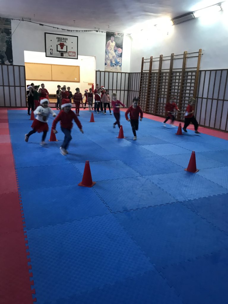 dzieci biorące udział w zawodach sportowych