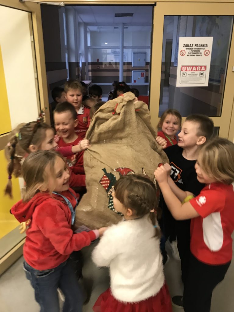 dzieci z workiem prezentów