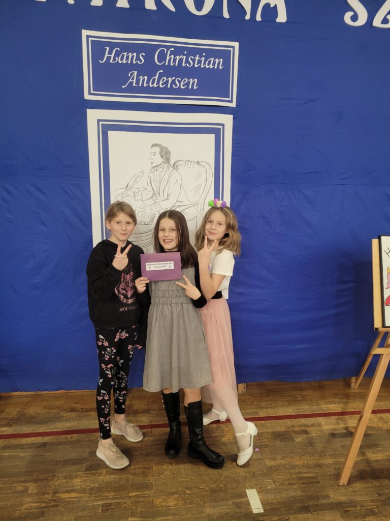 uczennice z dyplomami