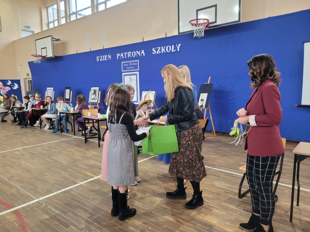 uczennice odbierają dyplomy i nagrody