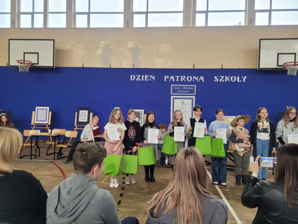 uczennice z dyplomami