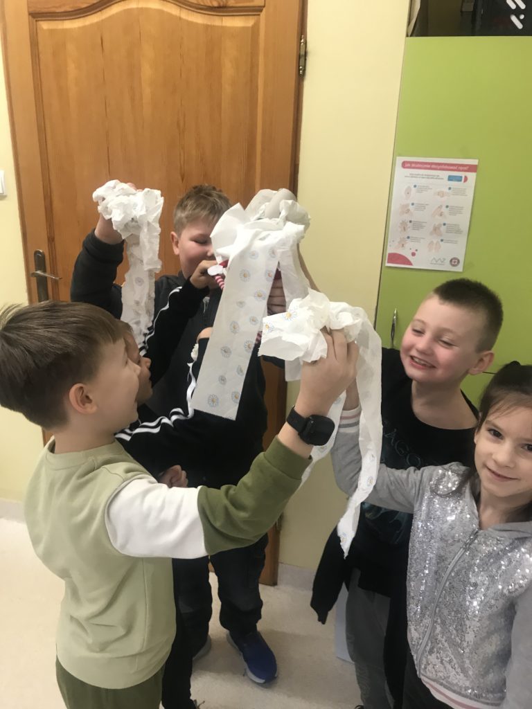 dzieci trzymające skrawki papieru