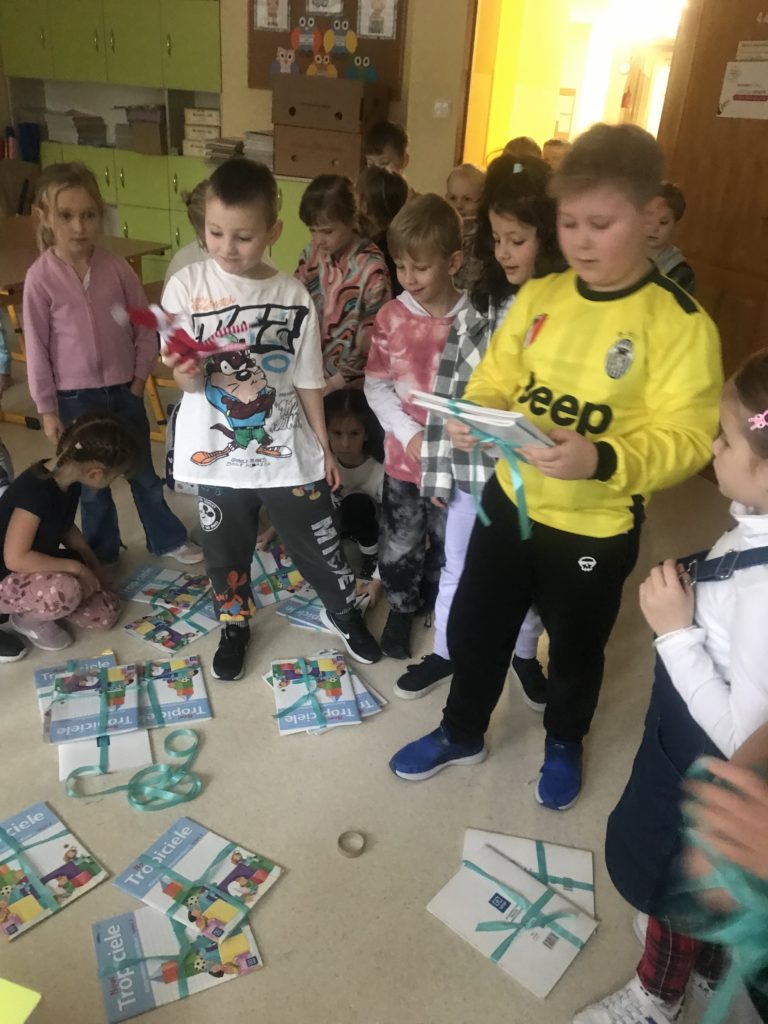 dzieci z książkami