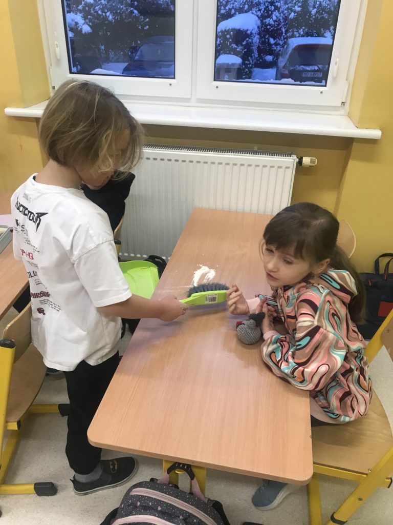 dwoje dzieci przy ławce