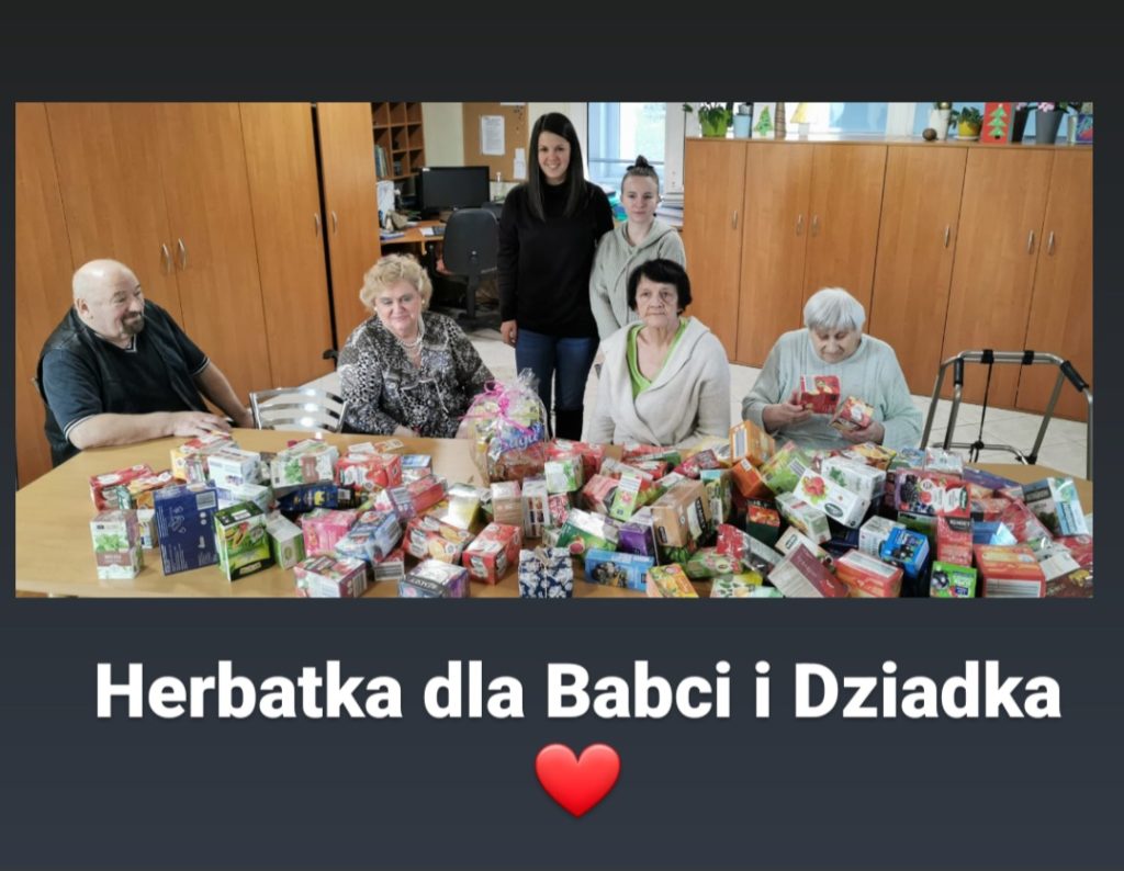 uczestnicy akcji herbatka dla babci i dziadka