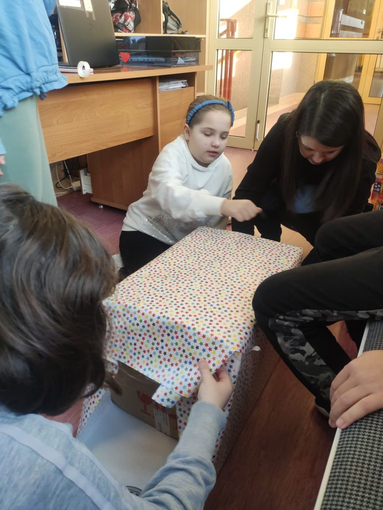 dzieci pakujące prezenty