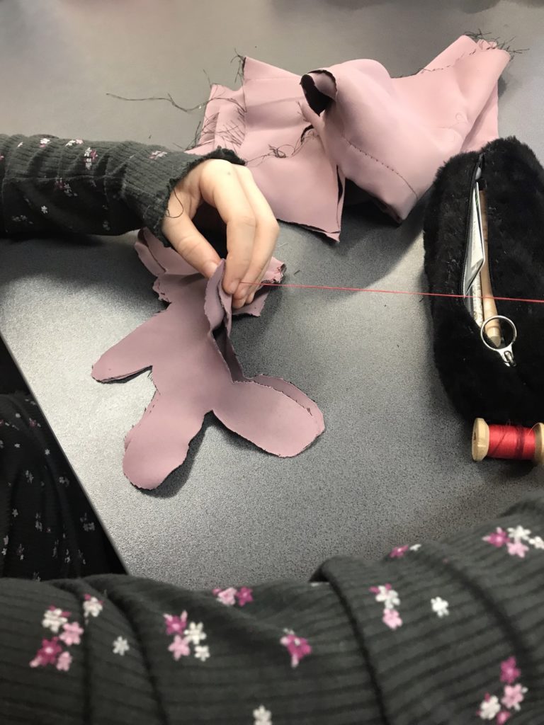 dziewczynka wycina krój z materiału