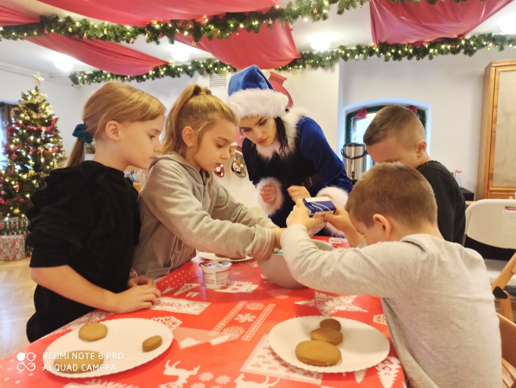dzieci ozdabiające pierniczki