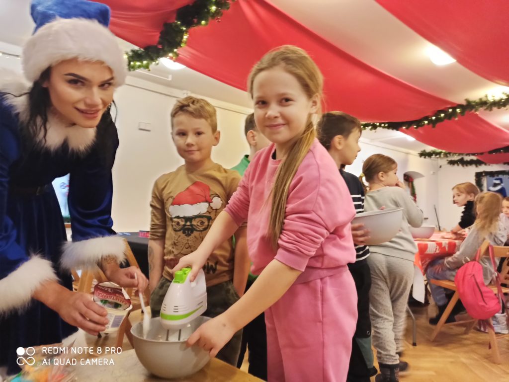 dzieci ozdabiające pierniczki