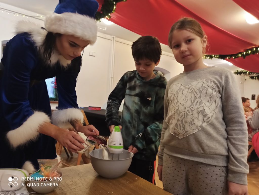 dzieci ozdabiające pierniczki