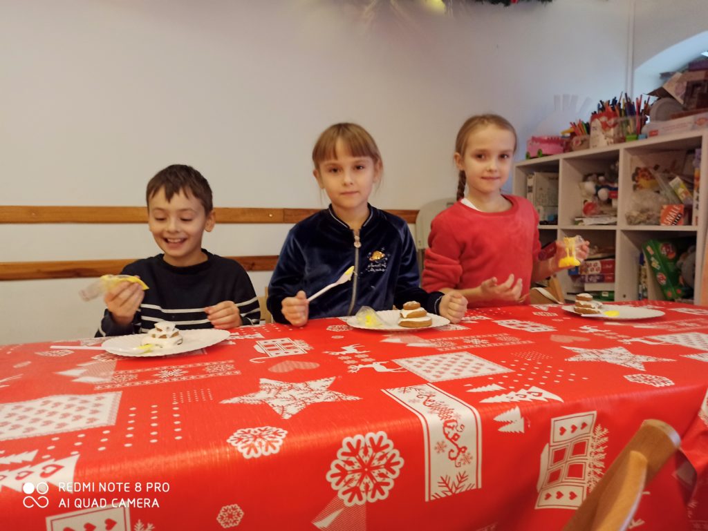 dzieci ozdabiające pierniczki