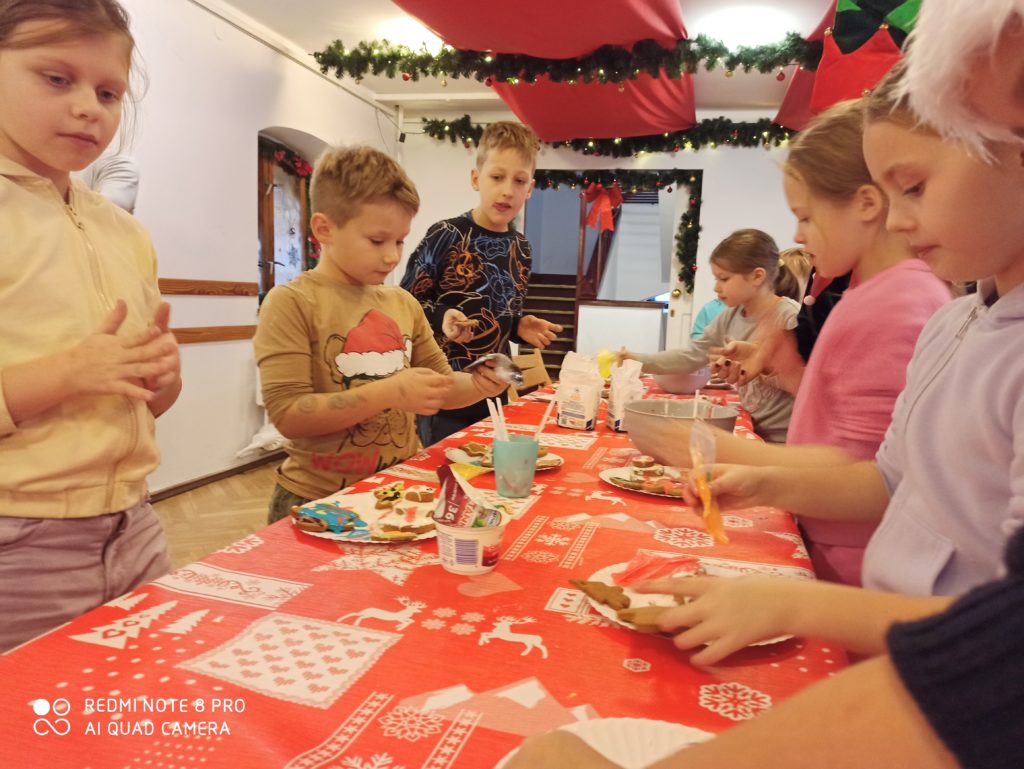 dzieci ozdabiające pierniczki