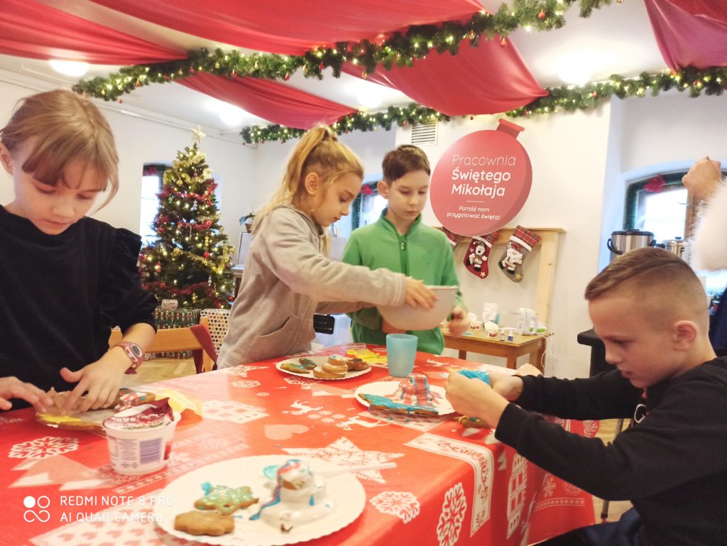 dzieci ozdabiające pierniczki