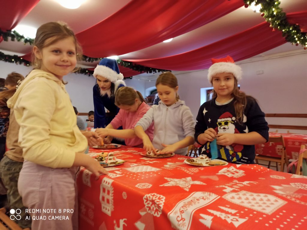 dzieci ozdabiające pierniczki