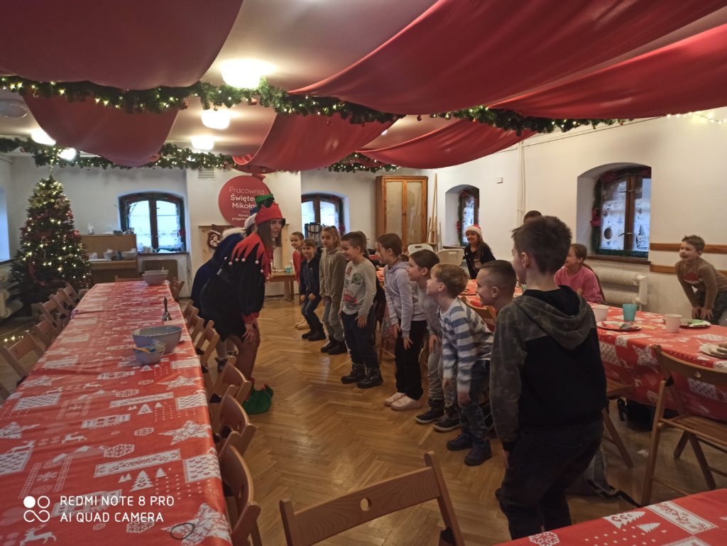 dzieci podczas mikołajkowej zabawy