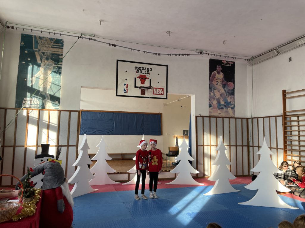 uczniowie śpiewający piosenki do konkursu