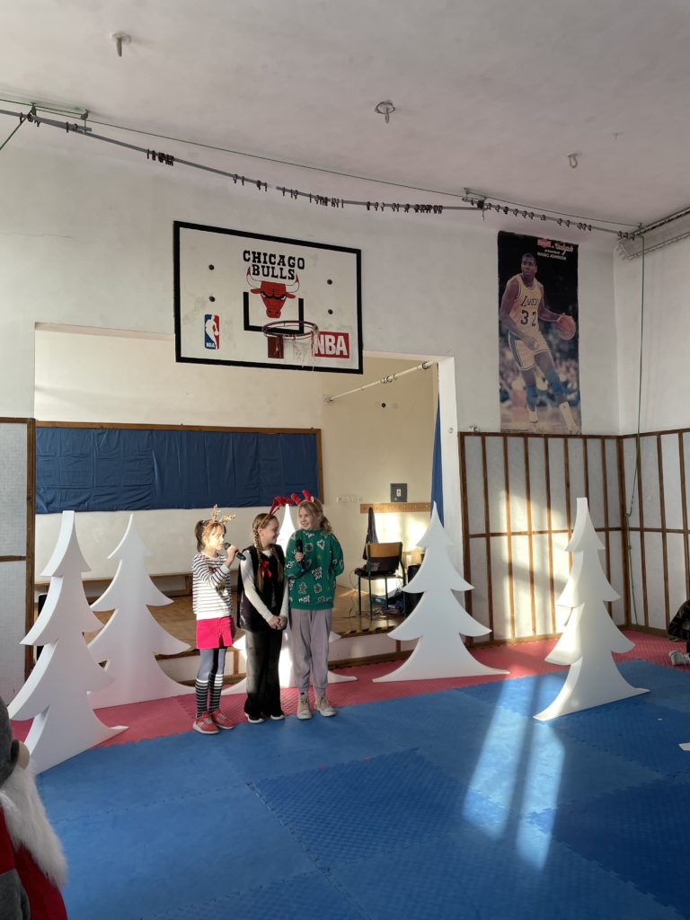 uczniowie śpiewający piosenki do konkursu