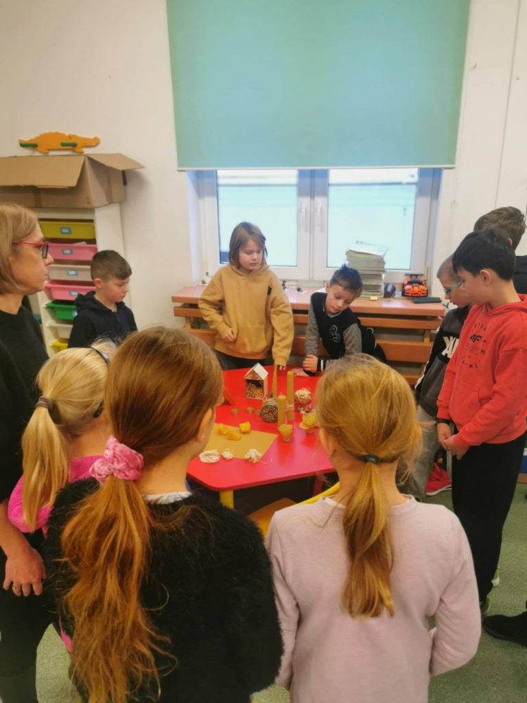 dzieci oglądają wyroby z wosku pszczelego