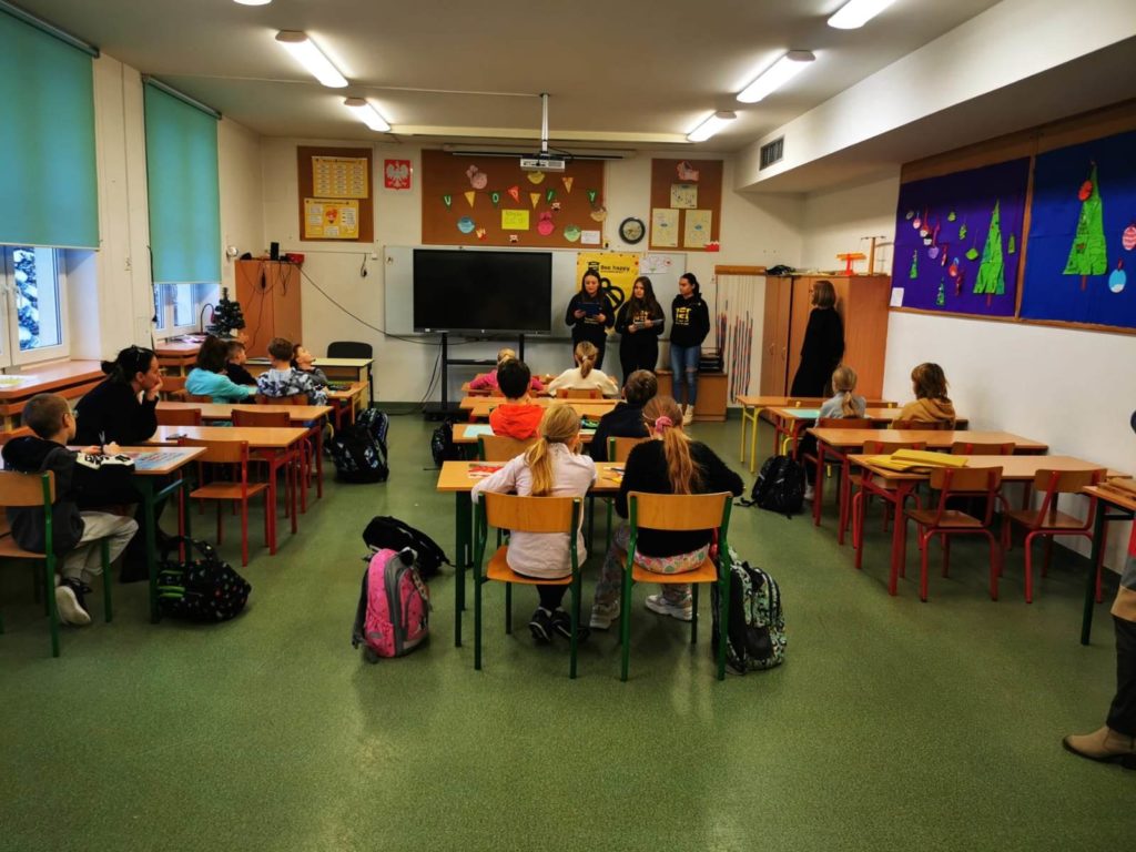 dzieci słuchające wykładu