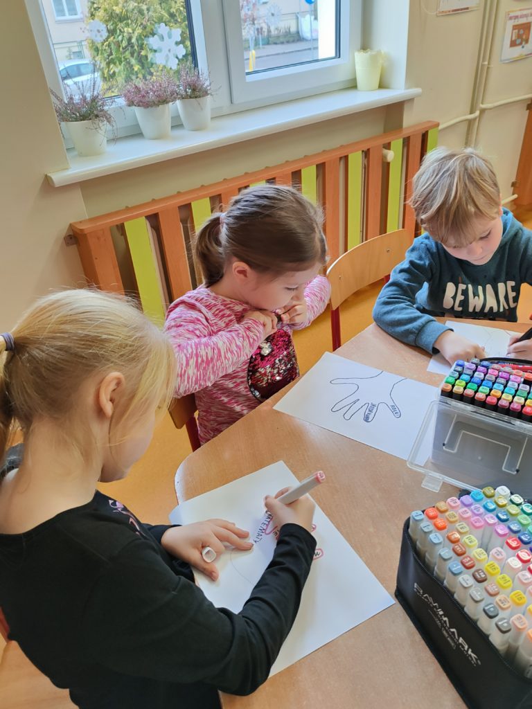 dzieci robią prace plastyczną