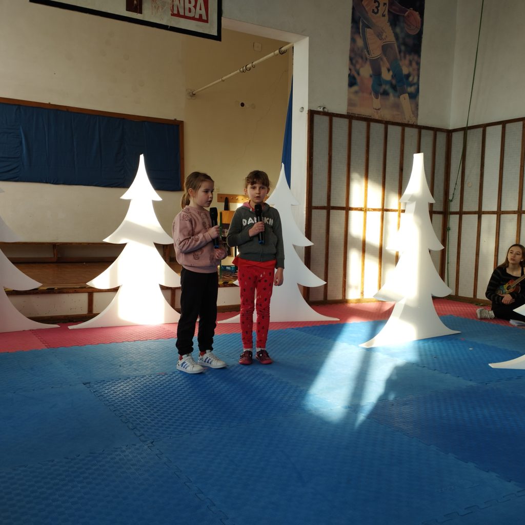 uczniowie śpiewający piosenki do konkursu