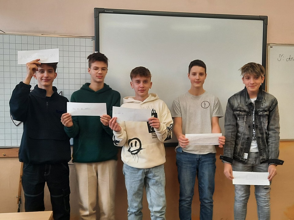 uczniowie na tle tablicy