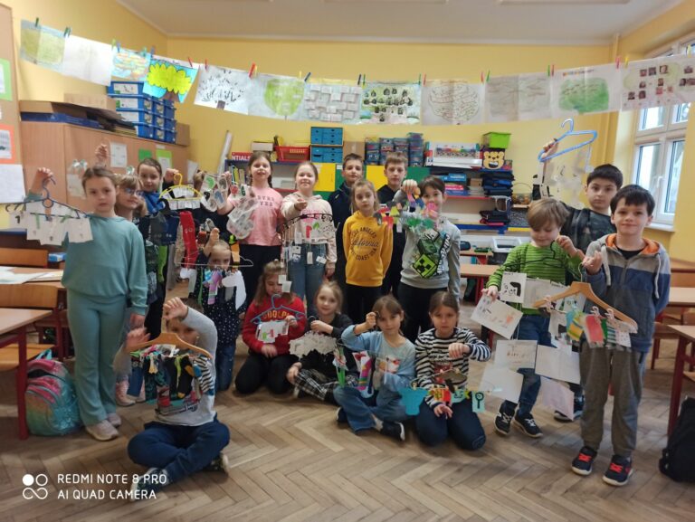 Uczniowie klasy 2c w zeszłym tygodniu przygotowali swoje interpretacje lektury pt. „Niesamowite przygody dziesięciu skarpetek”. Każdy uczeń w ręku trzyma swój wieszak, a na nim powieszone ilustracje skarpet lub prawdziwe, kolorowe skarpety, odwzorowujące te z lektury. Uśmiechy dzieciaków wskazują na to, że tworzenie swoich projektów sprawiło im wielką radość.
