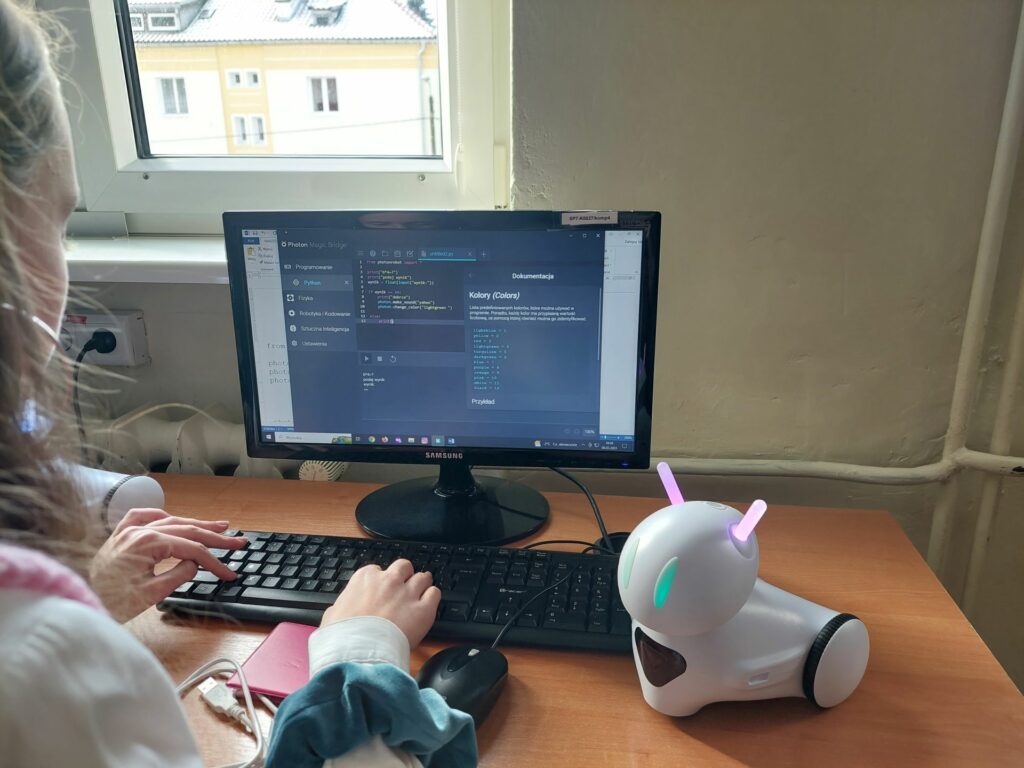 robot na tle monitora