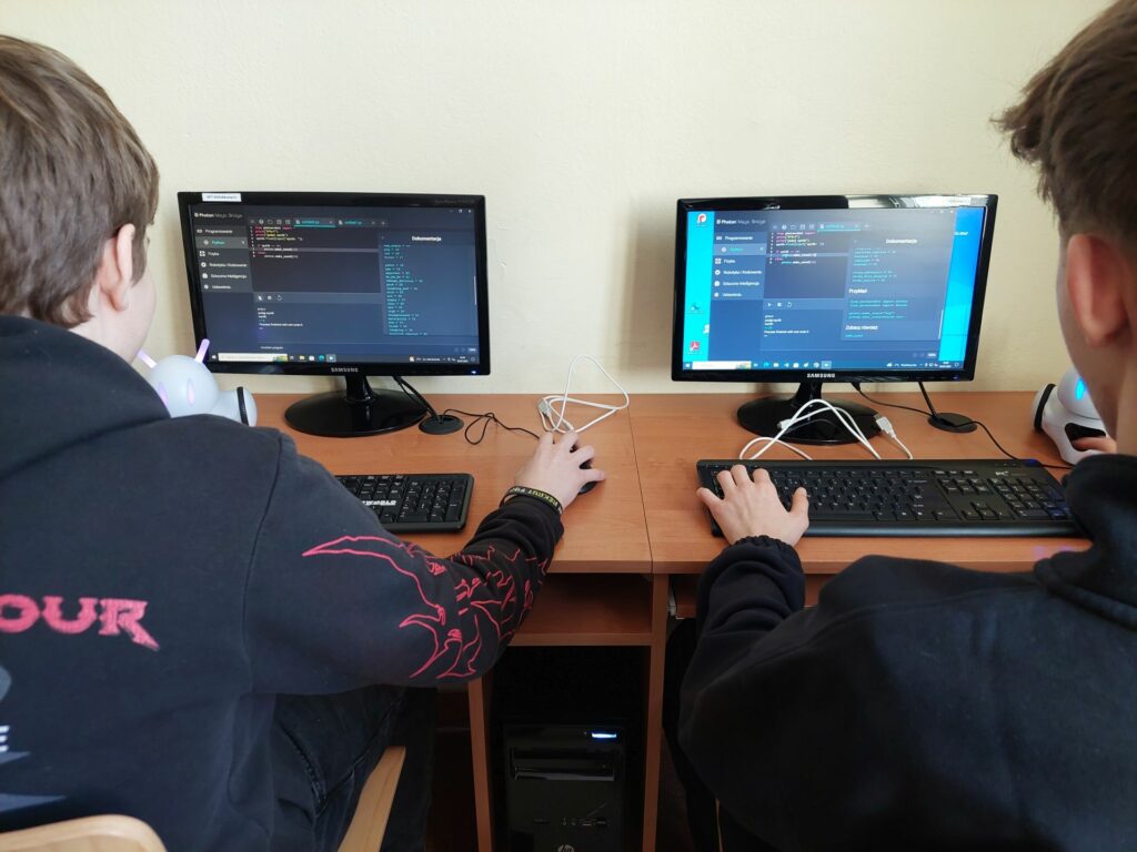 robot na tle monitora