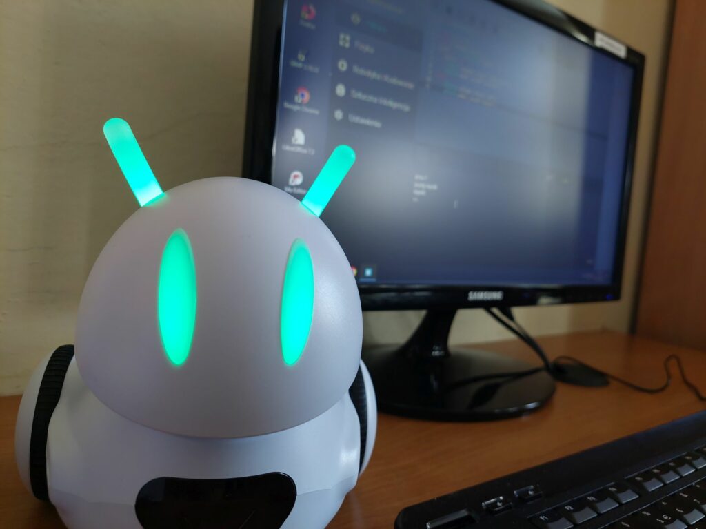 robot na tle monitora