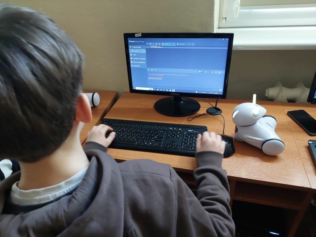 robot na tle monitora