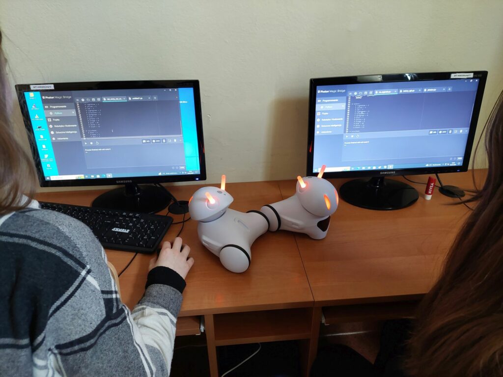 robot na tle monitora