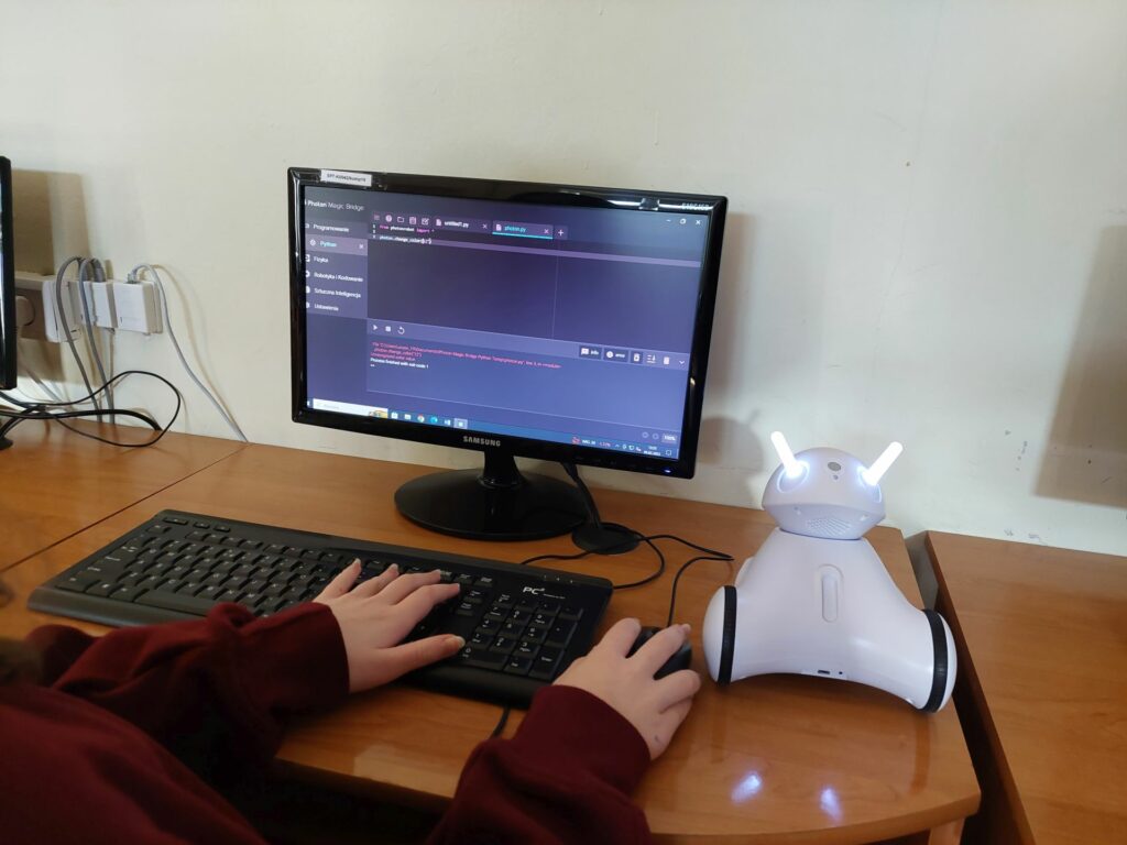 robot na tle monitora