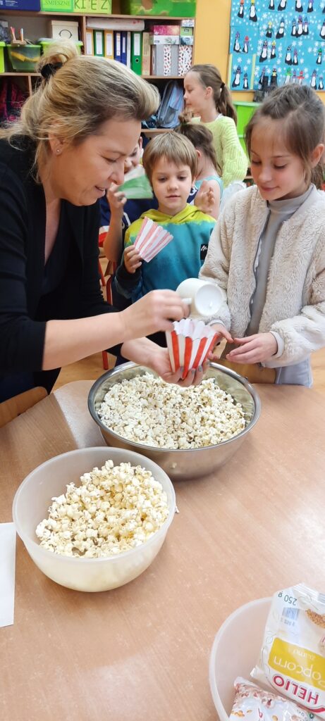 nauczycielka nakłada popcorn
