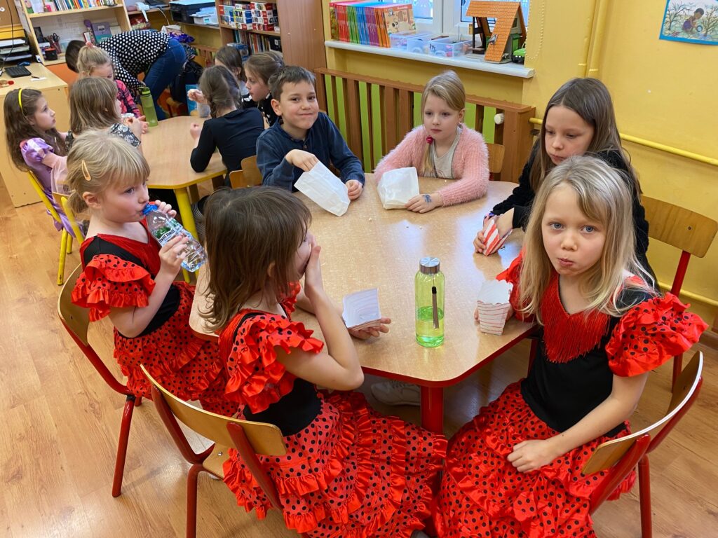 dzieci jedzą popcorn