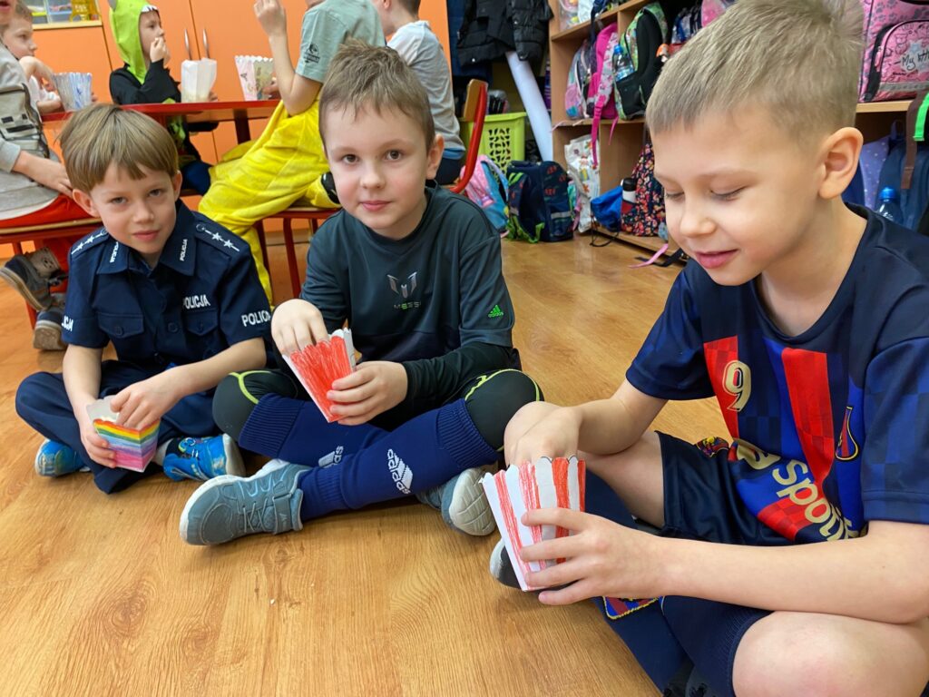 dzieci jedzą popcorn