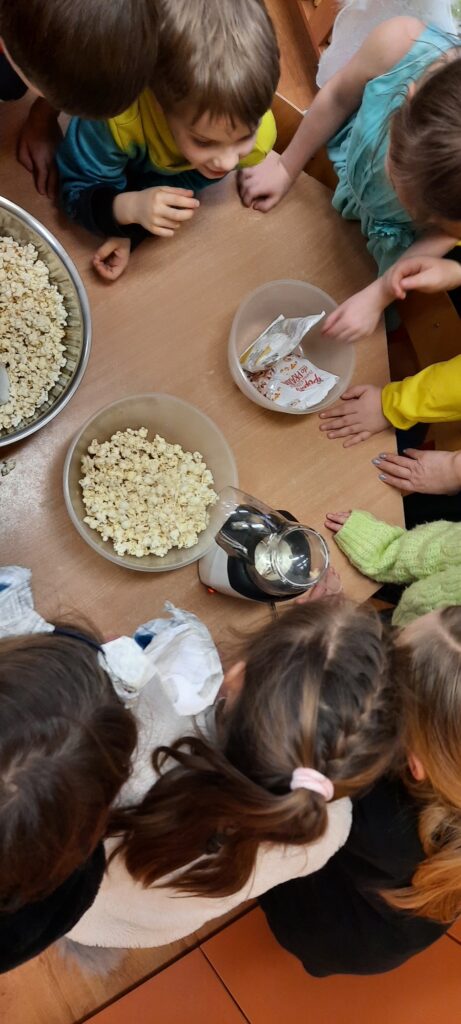 dzieci obserwują jak robi się popcorn